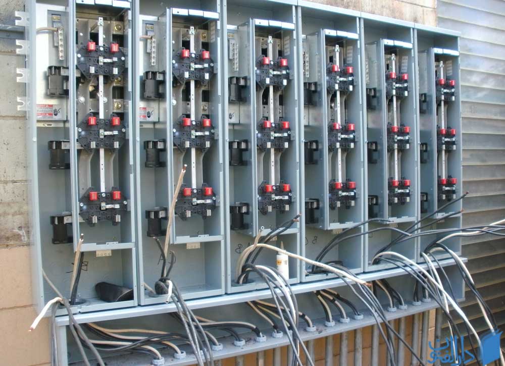 تصویری از یک تابلو برق در یک کارخانه