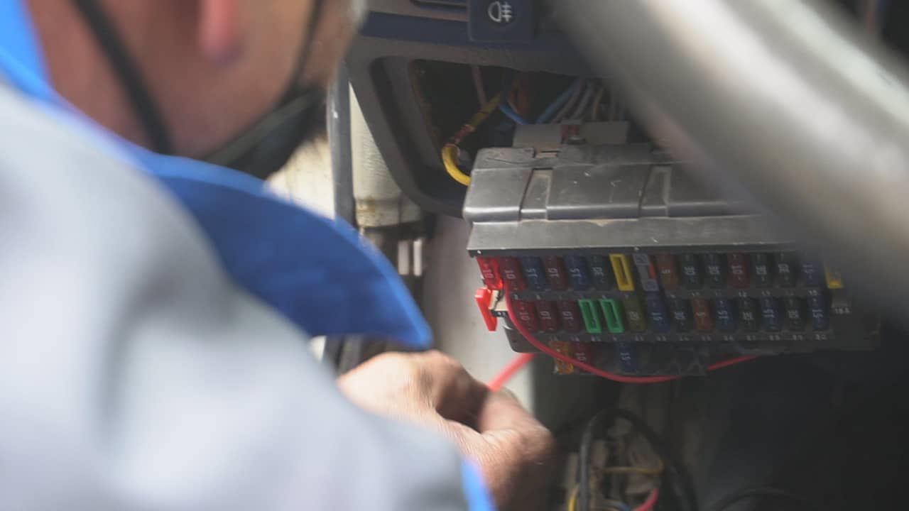 یادگیری تعمیر فیوزها در آموزشگاه برق خودرو
