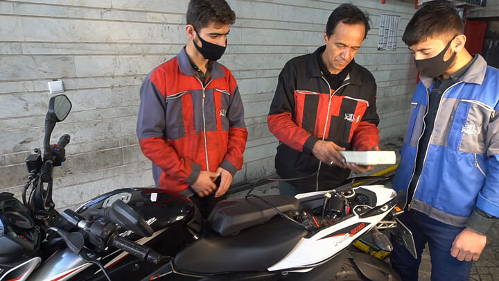 تدریس در کلاس آموزش تعمیرات موتور سیکلت